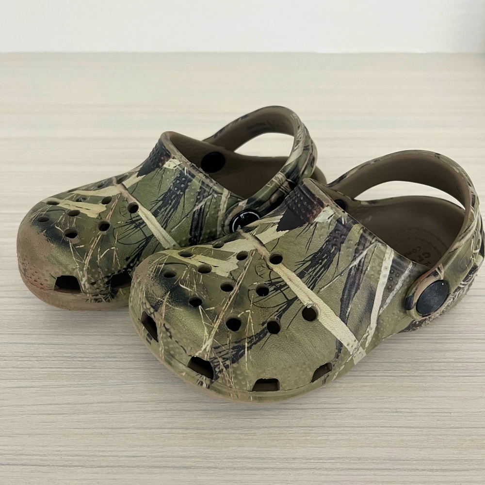 Toddler camo crocs
